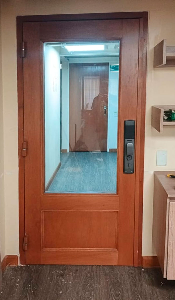 puerta-de-viddrio-con-cerraduraa-inteligente